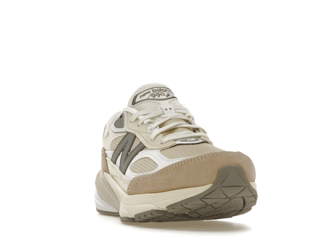Vue 8 de New Balance 990v6 MiUSA Cream