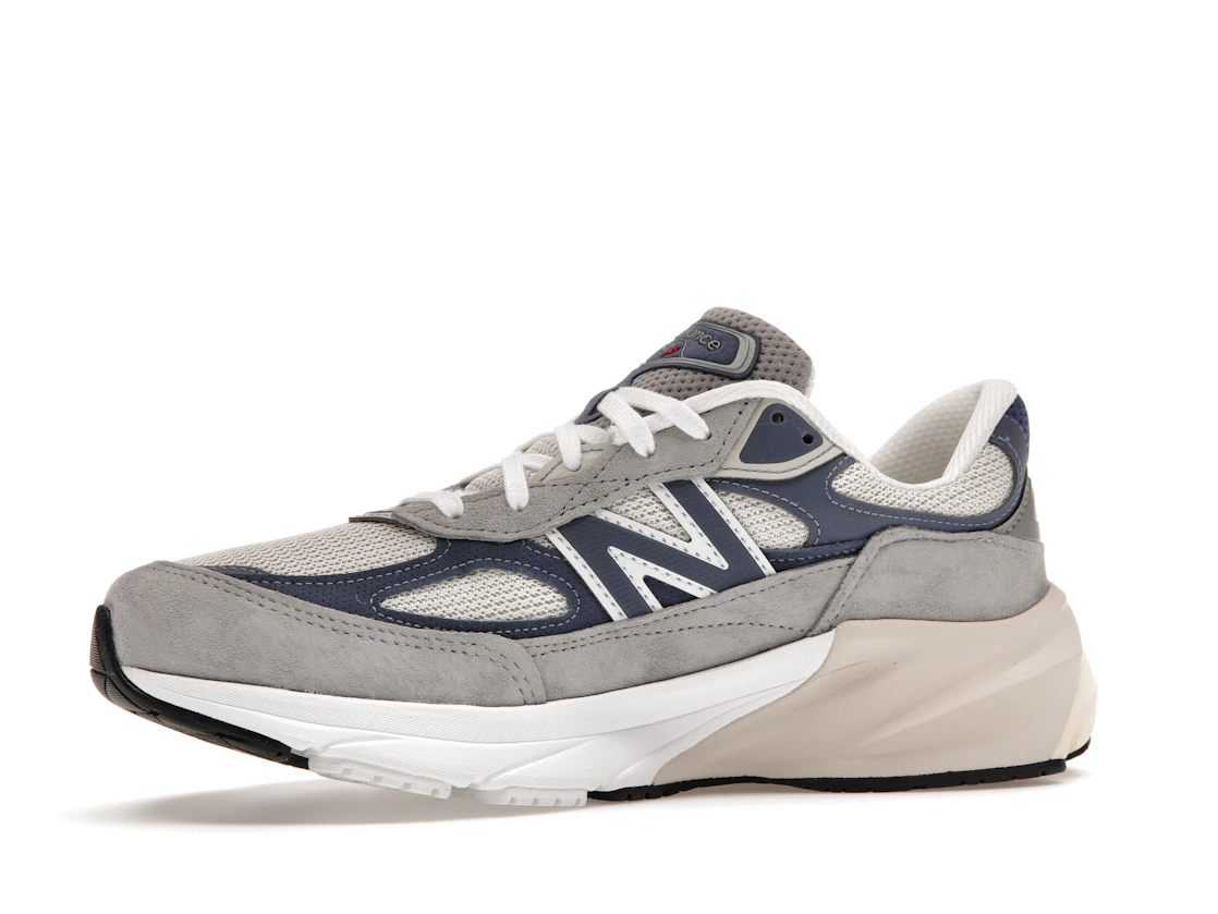 Vue 17 de New Balance 990v6 MiUSA Grey Day (2023)