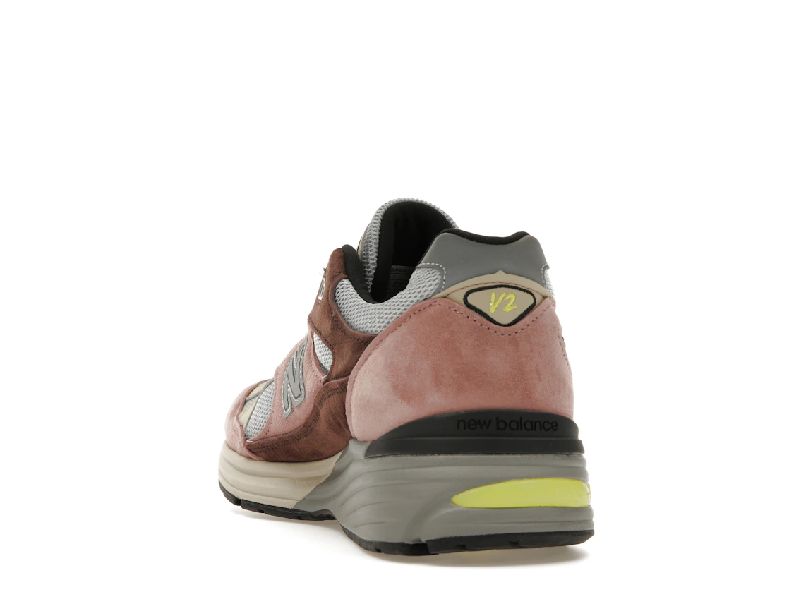 Vue 26 de New Balance 991v2 MiUK Rosewood
