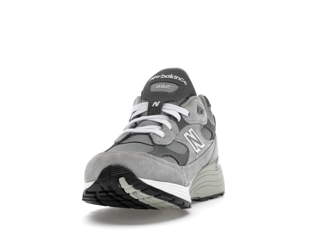 Vue 12 de New Balance 992 MiUSA Grey Silver Metallic