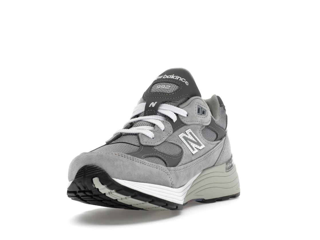 Vue 13 de New Balance 992 MiUSA Grey Silver Metallic