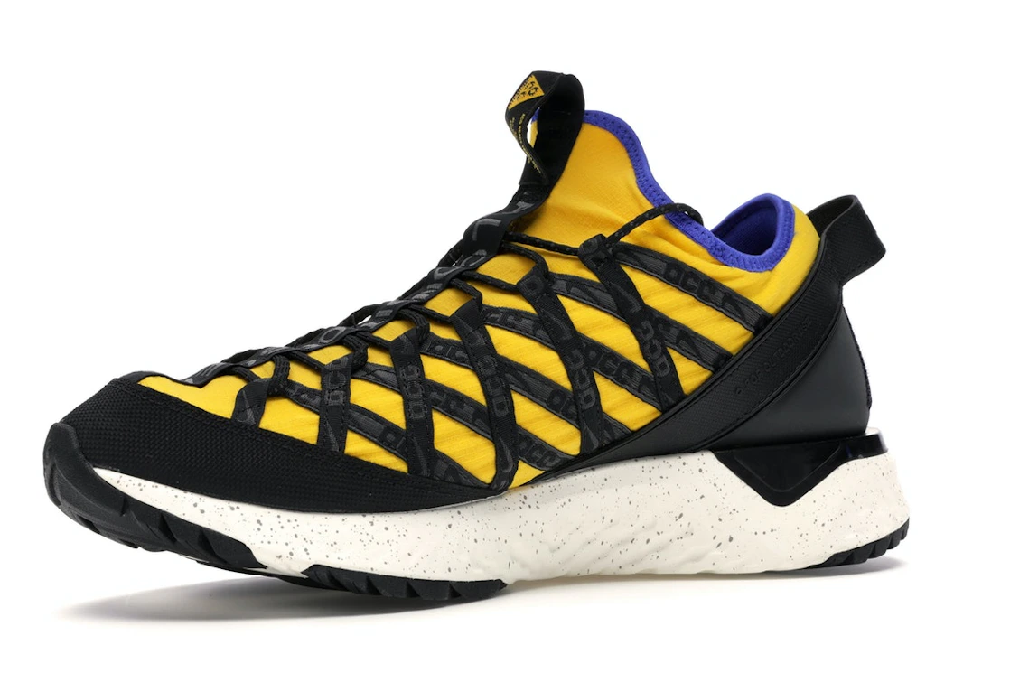 Vue 16 de Nike ACG React Terra Gobe Amarillo