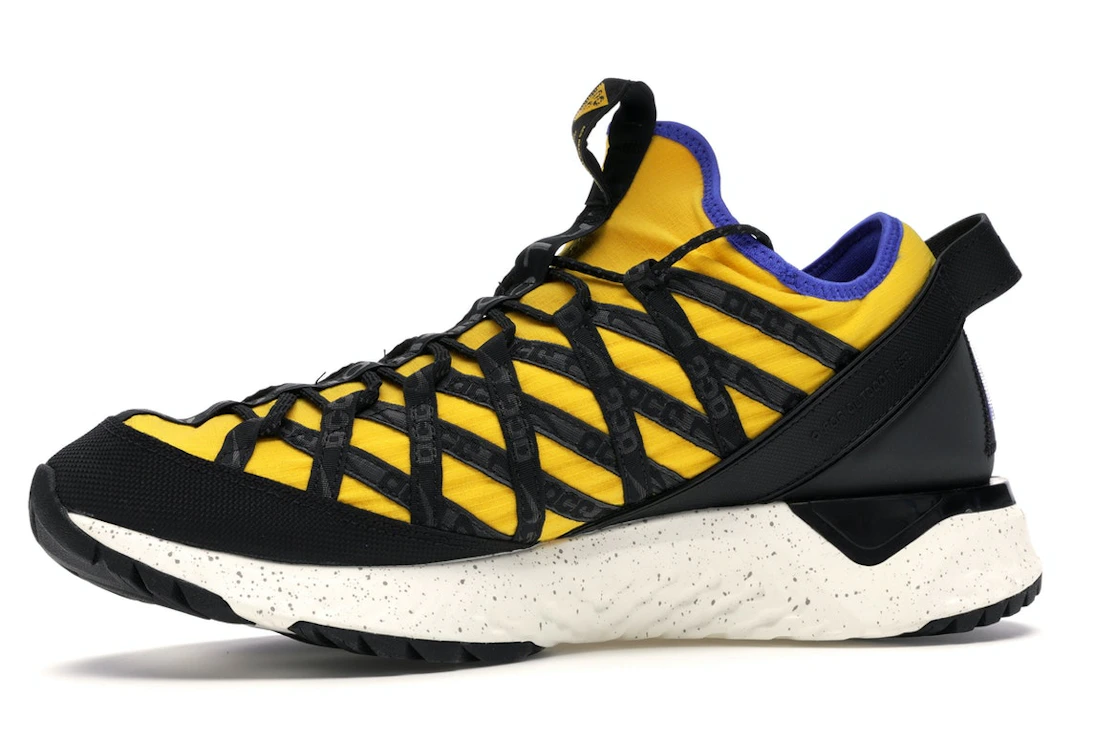Vue 17 de Nike ACG React Terra Gobe Amarillo