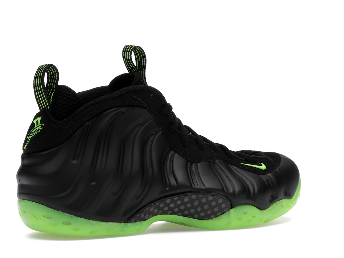 Vue 34 de Nike Air Foamposite One Black Volt