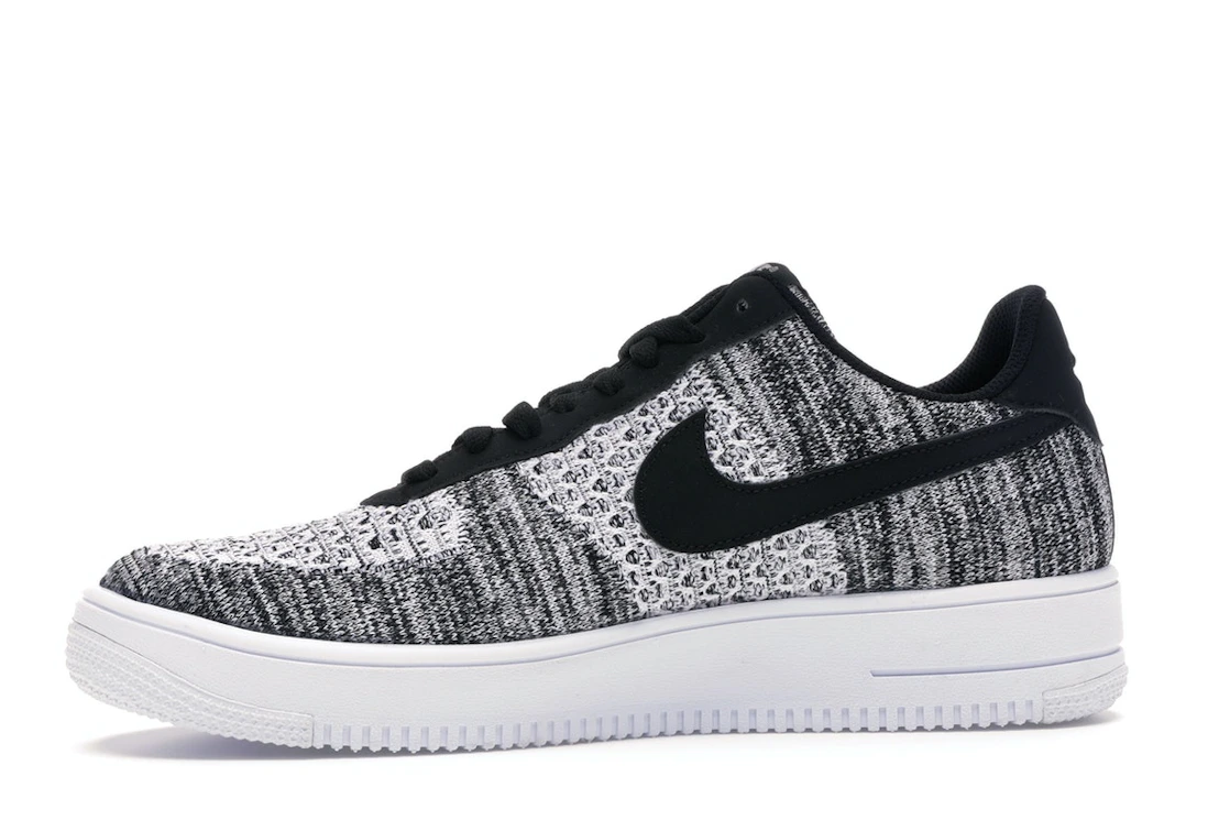 Vue 18 de Nike Air Force 1 Flyknit 2 Black Pure Platinum
