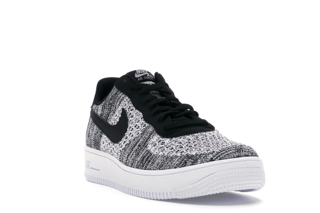 Vue 7 de Nike Air Force 1 Flyknit 2 Black Pure Platinum