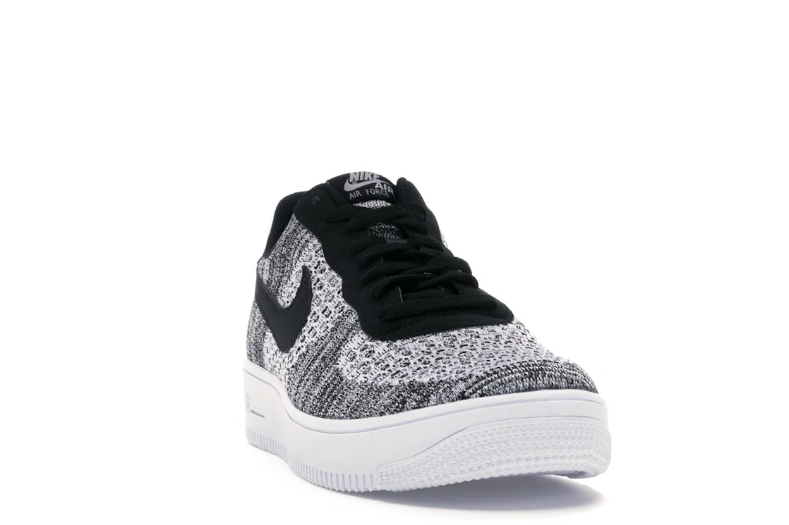 Vue 8 de Nike Air Force 1 Flyknit 2 Black Pure Platinum