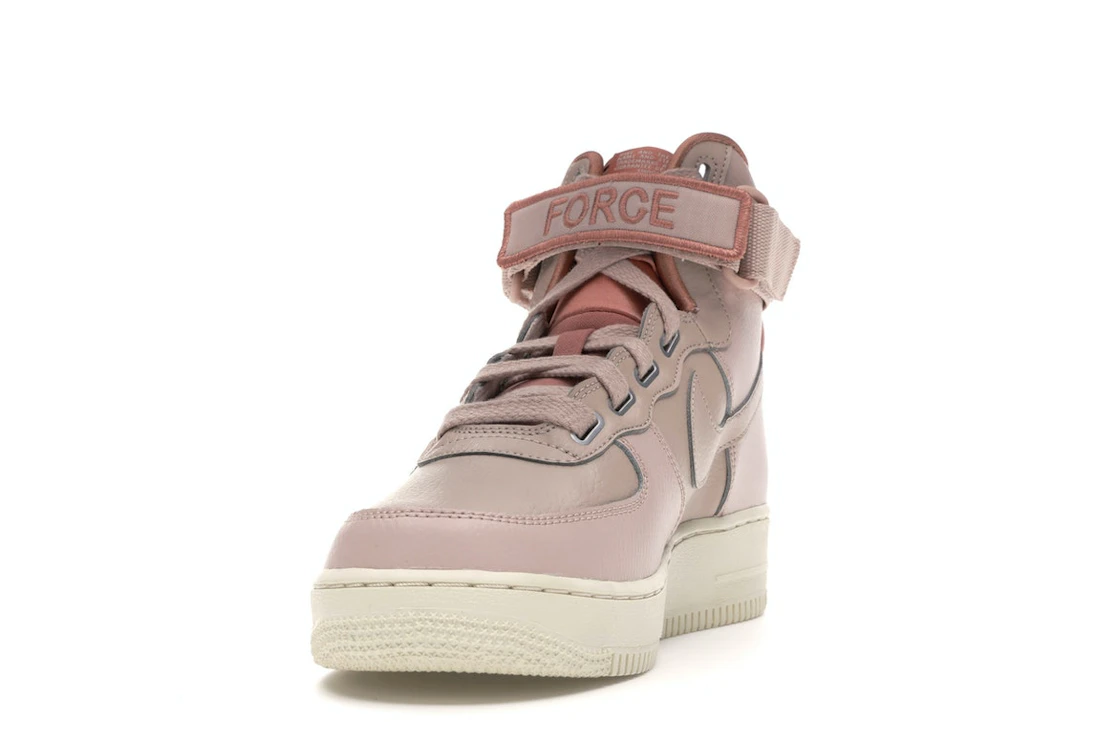 Vue 12 de Nike Air Force 1 High Utility Particle Beige 