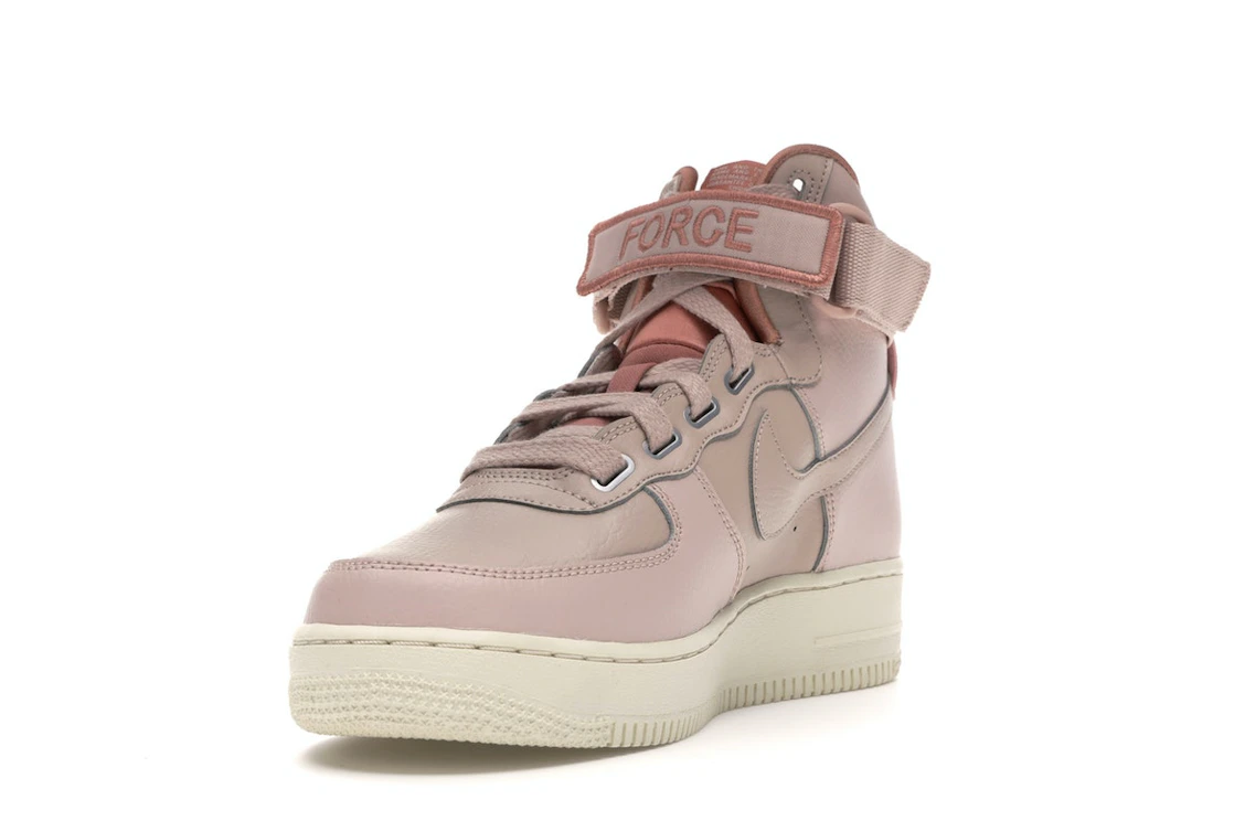 Vue 13 de Nike Air Force 1 High Utility Particle Beige 