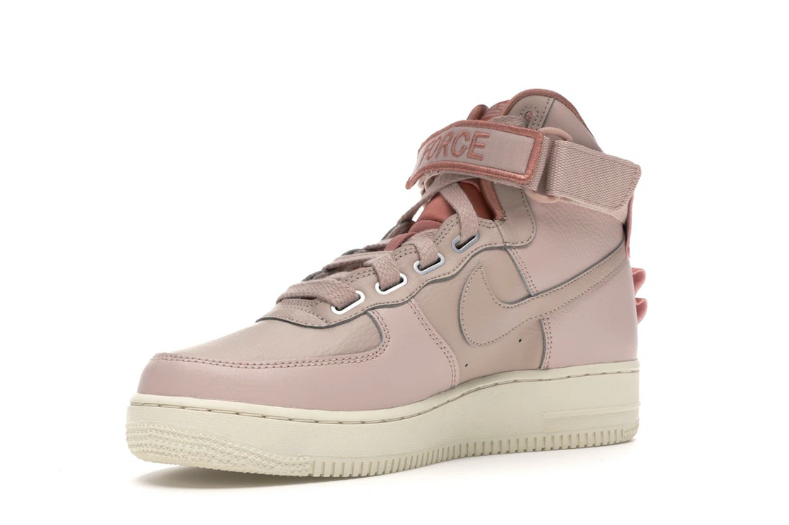 Vue 15 de Nike Air Force 1 High Utility Particle Beige 