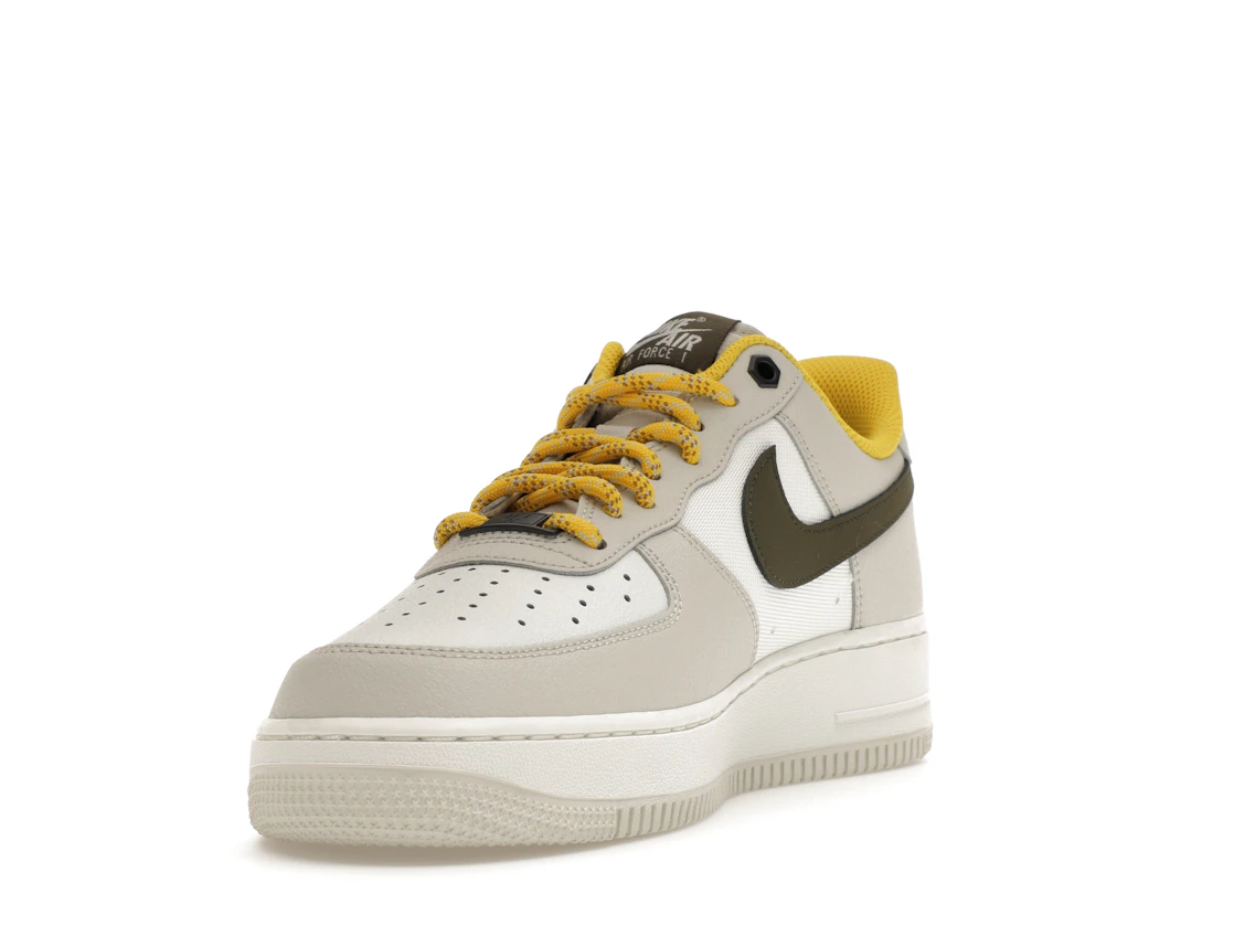 Vue 13 de Nike Air Force 1 Low '07 PRM Light Bone Cargo Khaki Vivid Sulfur