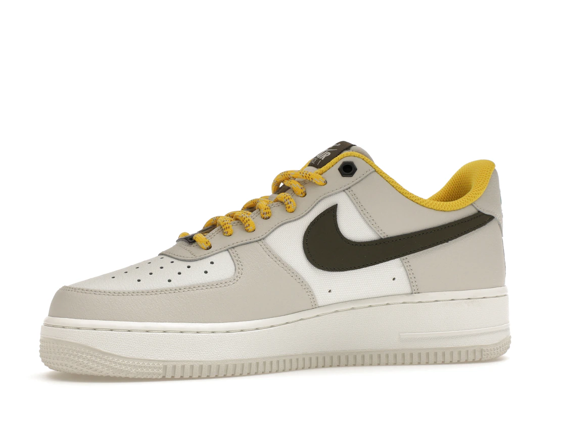 Vue 17 de Nike Air Force 1 Low '07 PRM Light Bone Cargo Khaki Vivid Sulfur