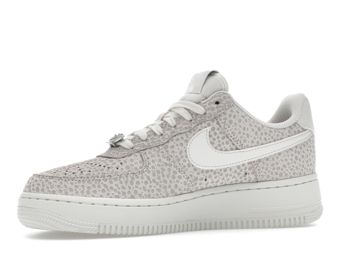 Vue 17 de Nike Air Force 1 Low '07 PRM Safari Photon Dust 