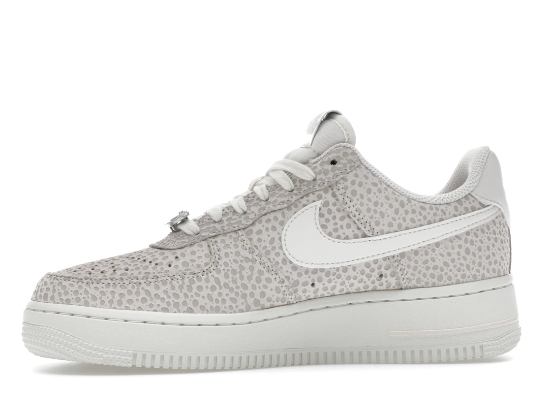 Vue 18 de Nike Air Force 1 Low '07 PRM Safari Photon Dust 
