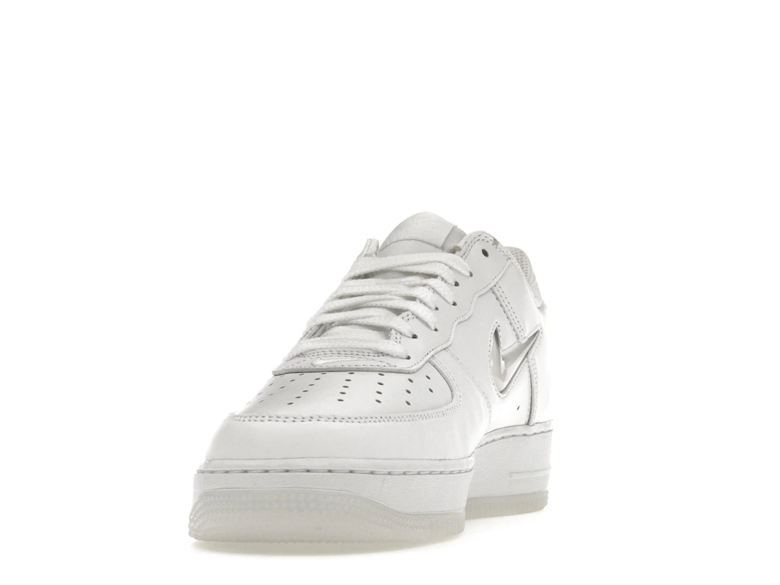 Vue 12 de Nike Air Force 1 Low '07 Retro Color of the Month Jewel Swoosh Triple White