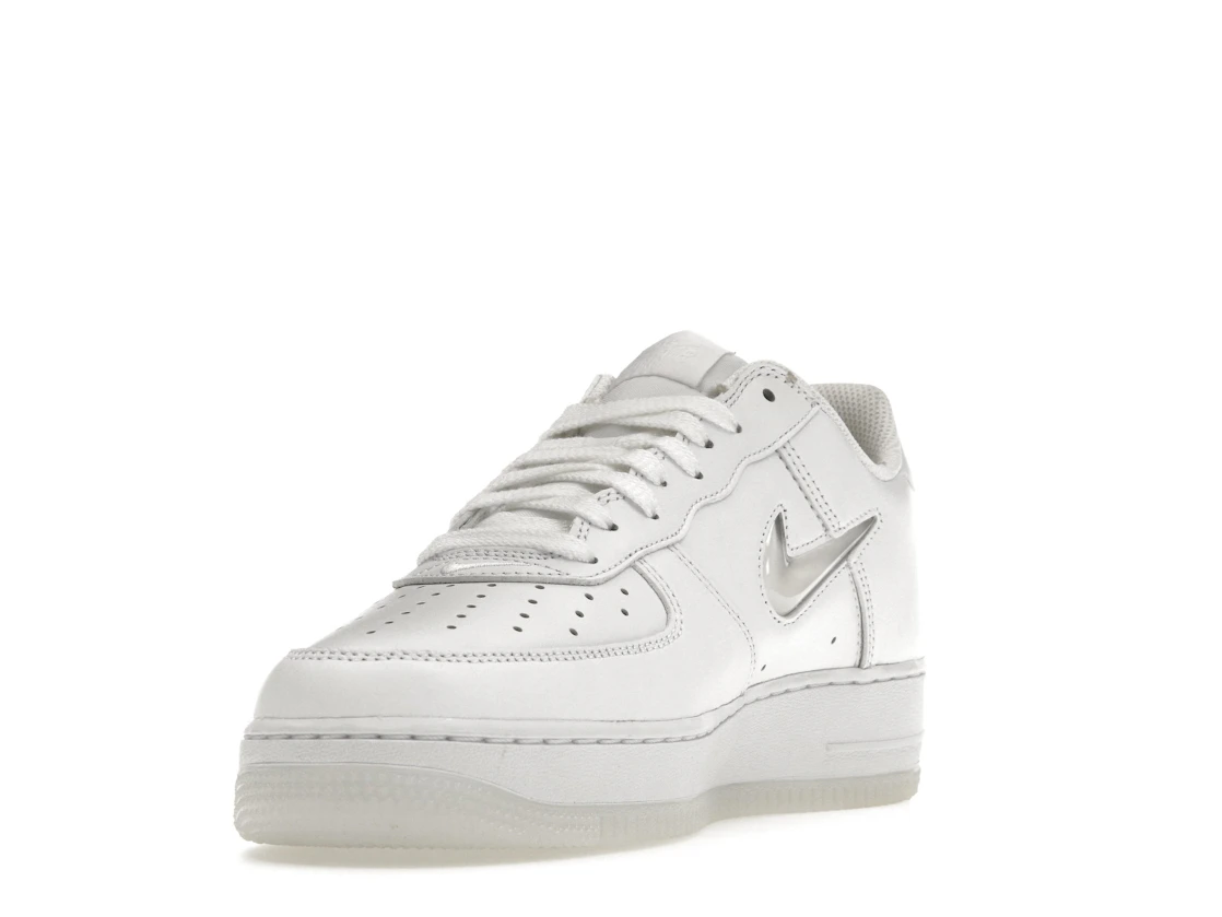 Vue 13 de Nike Air Force 1 Low '07 Retro Color of the Month Jewel Swoosh Triple White