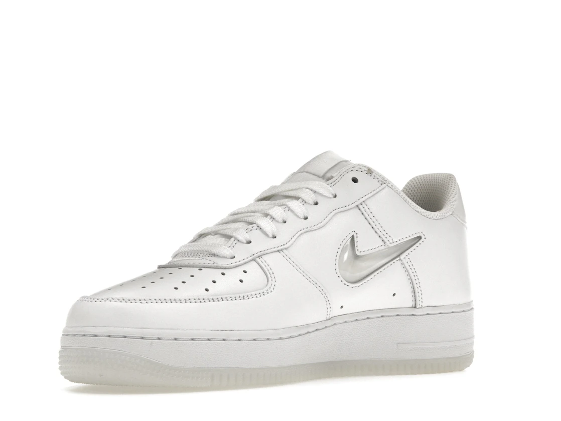 Vue 15 de Nike Air Force 1 Low '07 Retro Color of the Month Jewel Swoosh Triple White