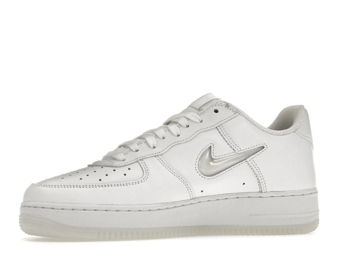 Vue 17 de Nike Air Force 1 Low '07 Retro Color of the Month Jewel Swoosh Triple White