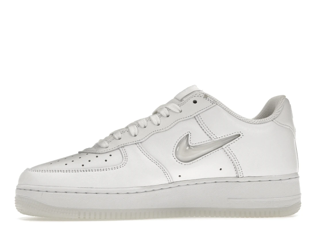 Vue 18 de Nike Air Force 1 Low '07 Retro Color of the Month Jewel Swoosh Triple White