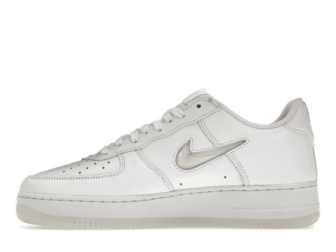 Vue 19 de Nike Air Force 1 Low '07 Retro Color of the Month Jewel Swoosh Triple White