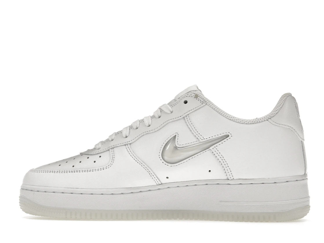 Vue 20 de Nike Air Force 1 Low '07 Retro Color of the Month Jewel Swoosh Triple White