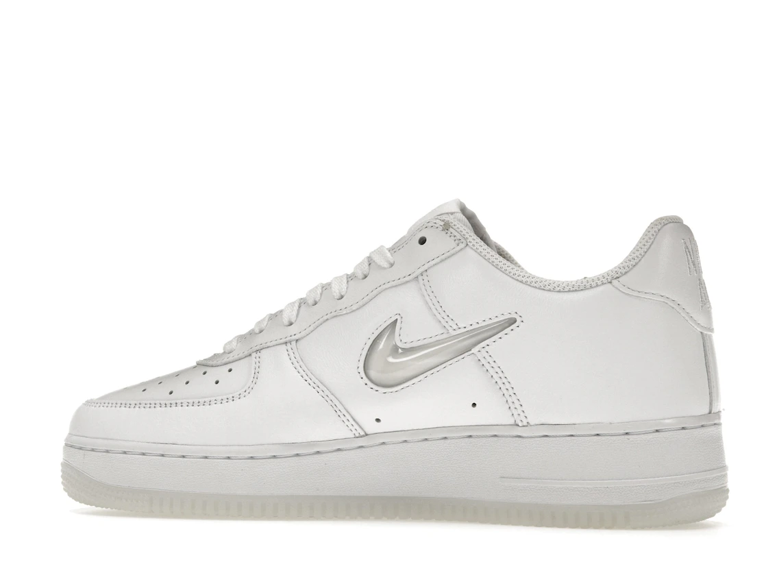 Vue 21 de Nike Air Force 1 Low '07 Retro Color of the Month Jewel Swoosh Triple White