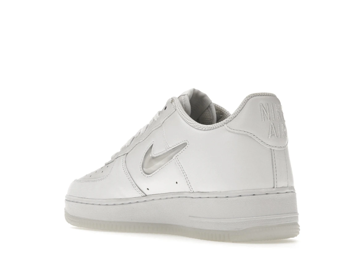 Vue 24 de Nike Air Force 1 Low '07 Retro Color of the Month Jewel Swoosh Triple White