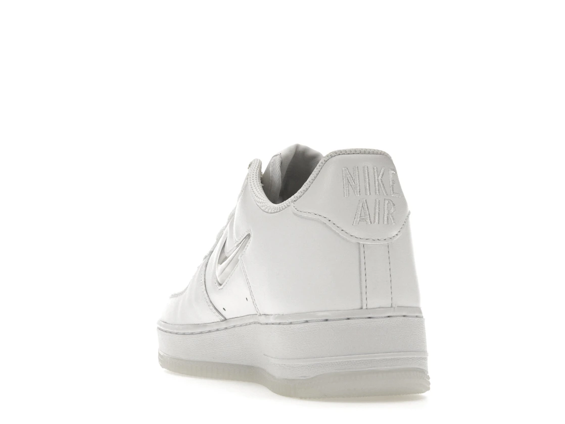 Vue 26 de Nike Air Force 1 Low '07 Retro Color of the Month Jewel Swoosh Triple White