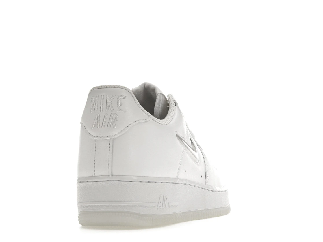 Vue 30 de Nike Air Force 1 Low '07 Retro Color of the Month Jewel Swoosh Triple White
