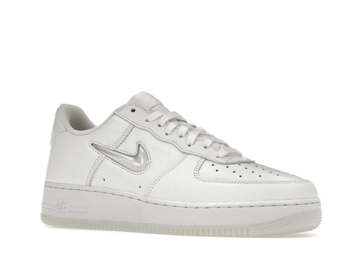 Vue 4 de Nike Air Force 1 Low '07 Retro Color of the Month Jewel Swoosh Triple White