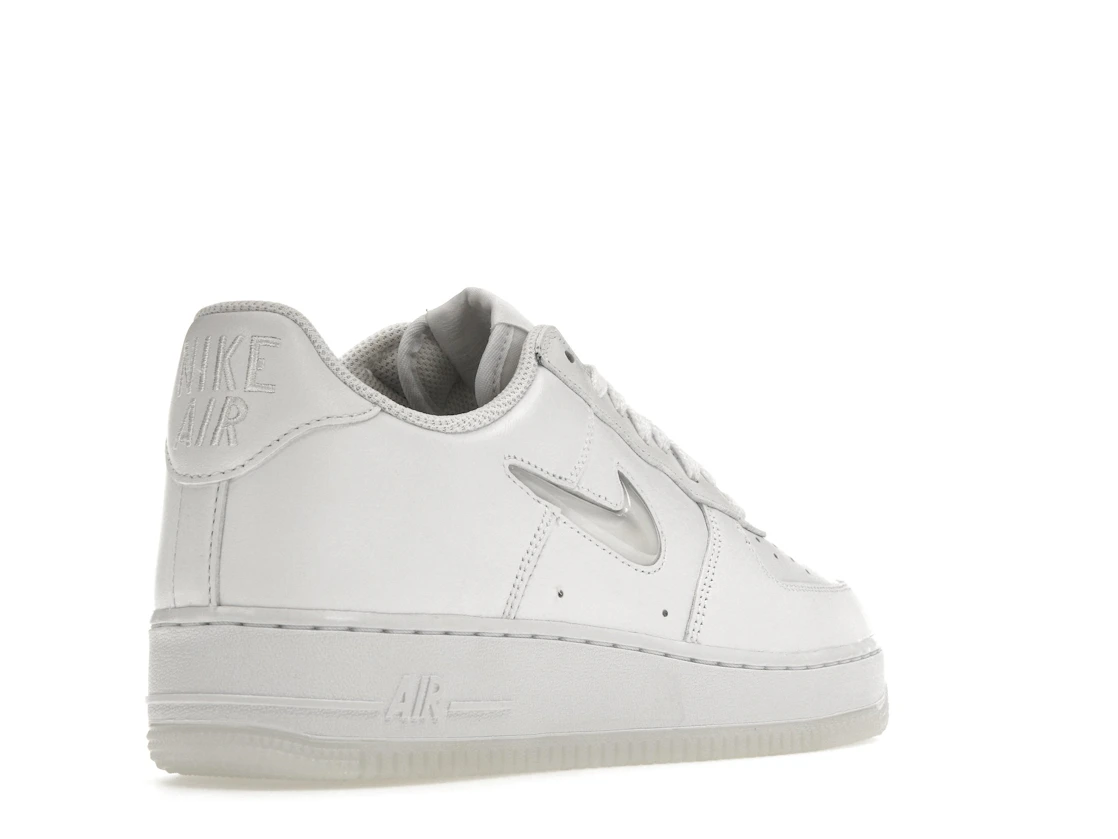 Vue 32 de Nike Air Force 1 Low '07 Retro Color of the Month Jewel Swoosh Triple White