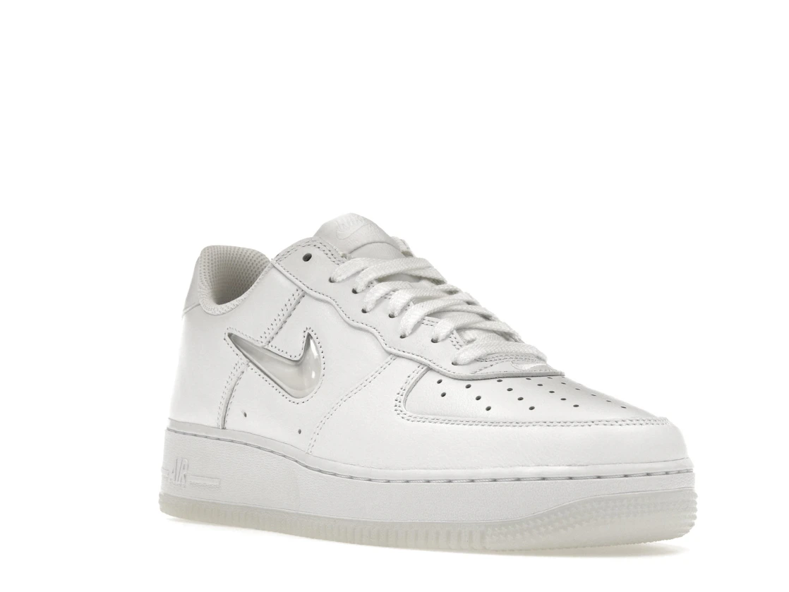 Vue 6 de Nike Air Force 1 Low '07 Retro Color of the Month Jewel Swoosh Triple White