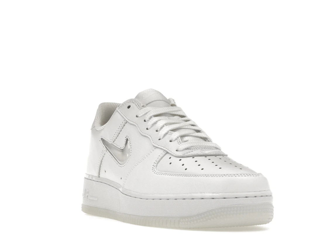 Vue 7 de Nike Air Force 1 Low '07 Retro Color of the Month Jewel Swoosh Triple White