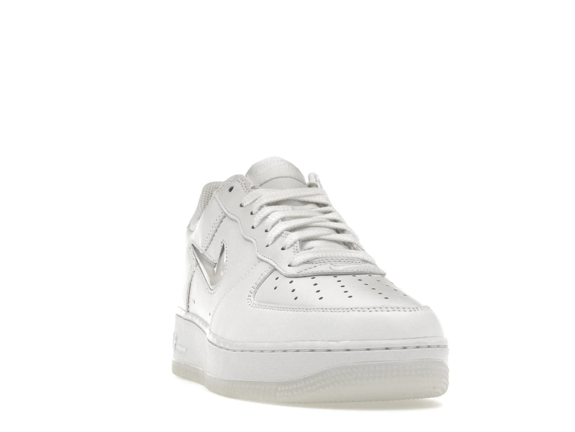 Vue 8 de Nike Air Force 1 Low '07 Retro Color of the Month Jewel Swoosh Triple White