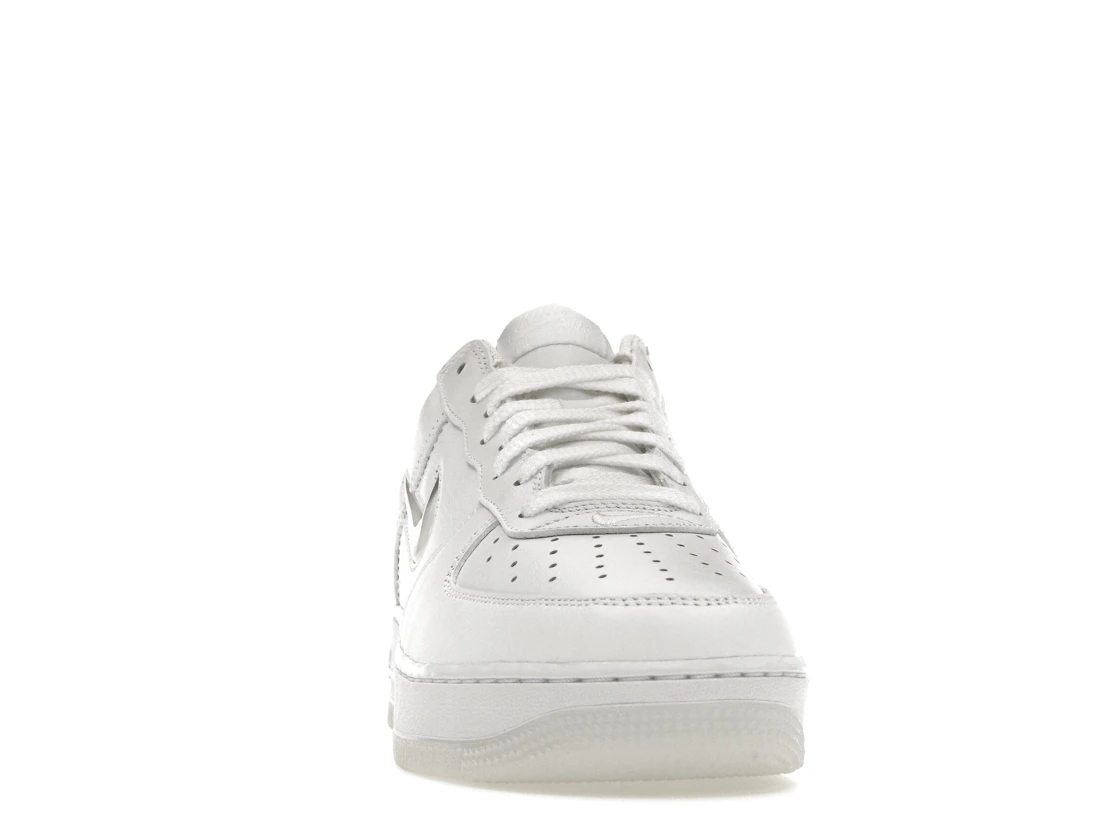 Vue 9 de Nike Air Force 1 Low '07 Retro Color of the Month Jewel Swoosh Triple White