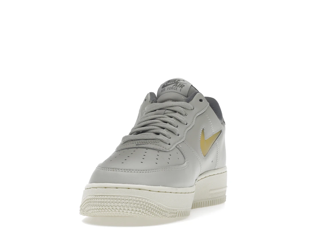 Vue 12 de Nike Air Force 1 Low '07 Jewel Light Bone Coconut Milk