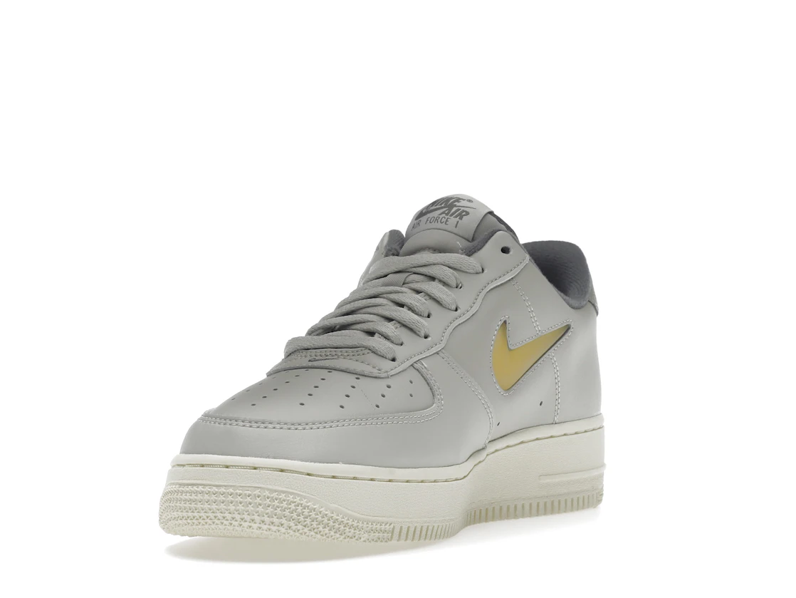 Vue 13 de Nike Air Force 1 Low '07 Jewel Light Bone Coconut Milk
