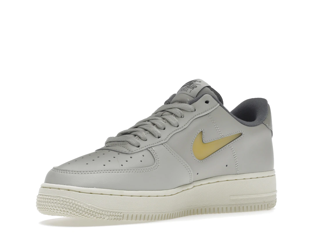 Vue 15 de Nike Air Force 1 Low '07 Jewel Light Bone Coconut Milk