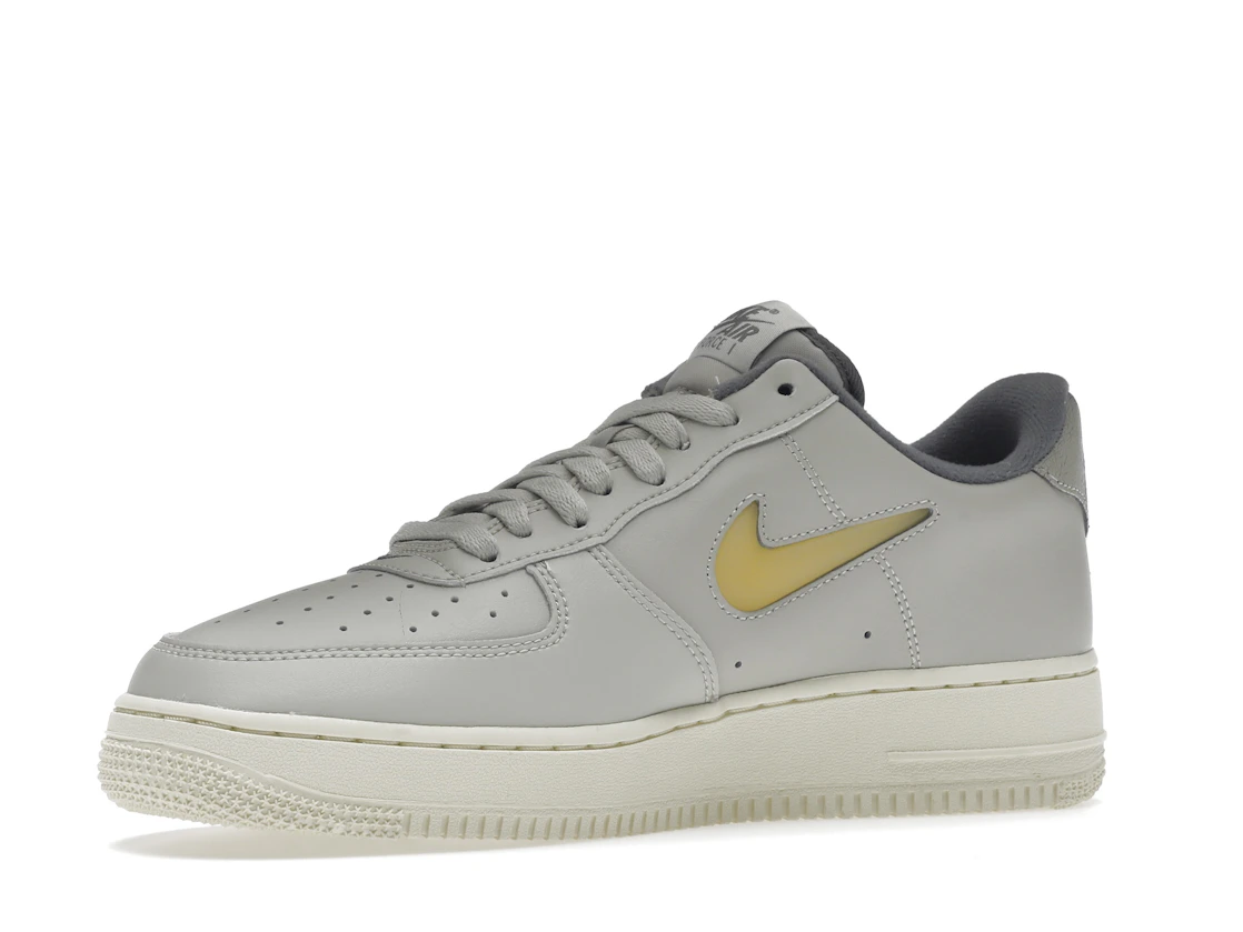 Vue 16 de Nike Air Force 1 Low '07 Jewel Light Bone Coconut Milk