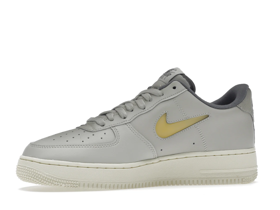 Vue 17 de Nike Air Force 1 Low '07 Jewel Light Bone Coconut Milk