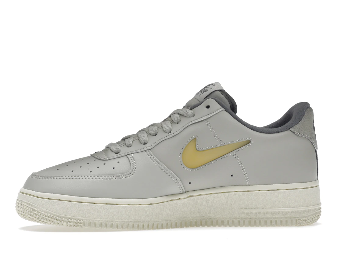 Vue 18 de Nike Air Force 1 Low '07 Jewel Light Bone Coconut Milk