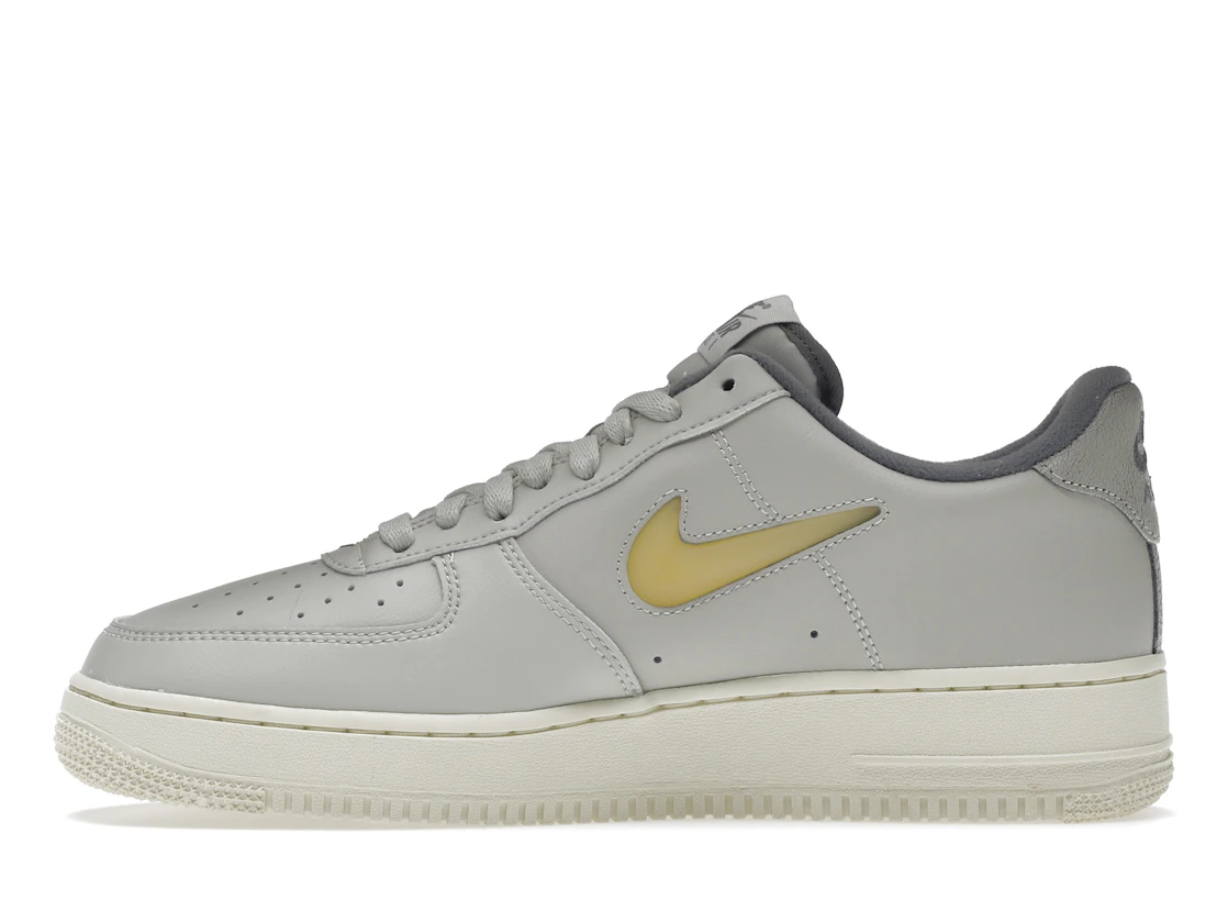 Vue 19 de Nike Air Force 1 Low '07 Jewel Light Bone Coconut Milk
