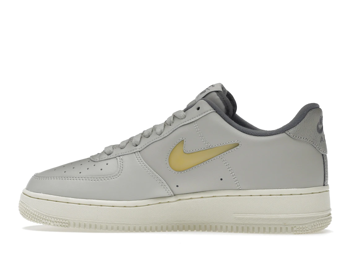 Vue 20 de Nike Air Force 1 Low '07 Jewel Light Bone Coconut Milk