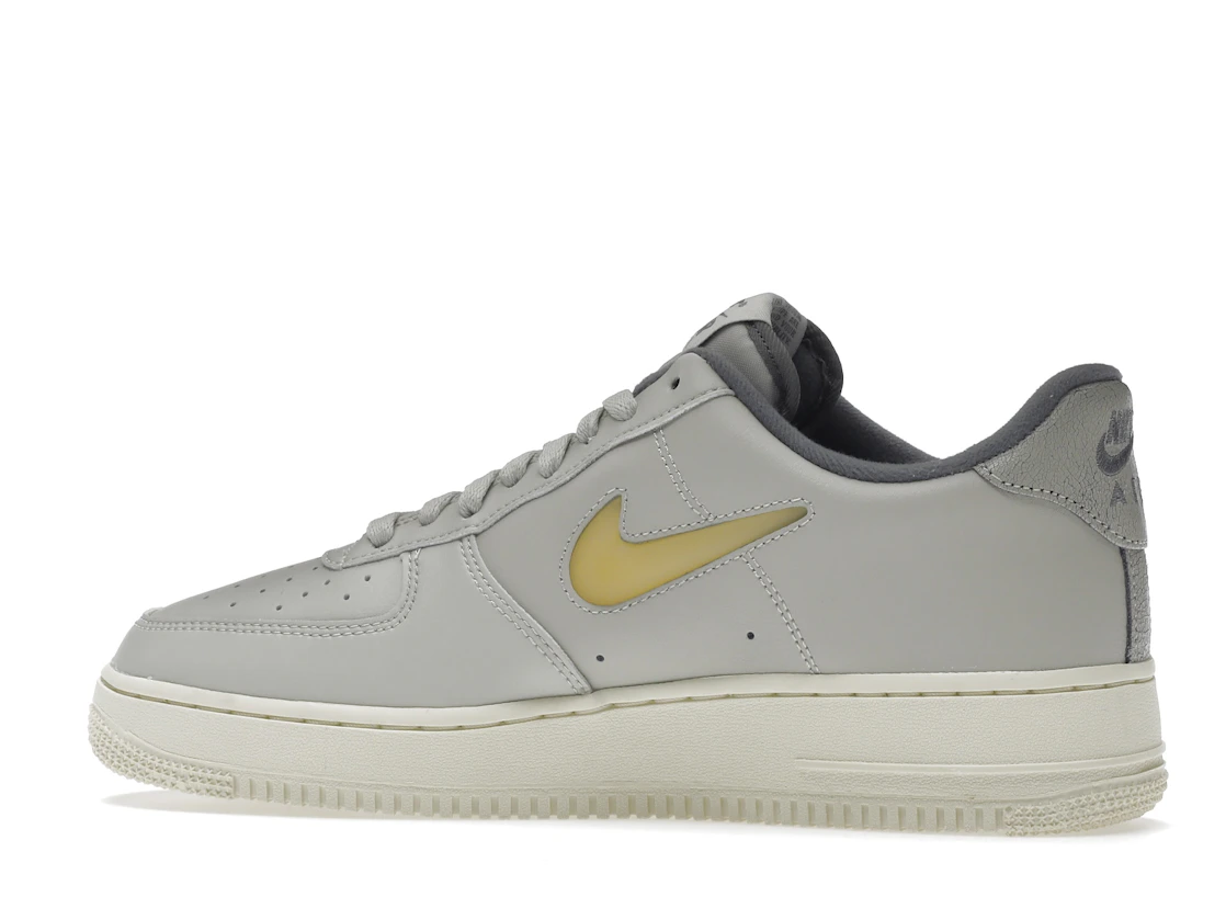 Vue 21 de Nike Air Force 1 Low '07 Jewel Light Bone Coconut Milk
