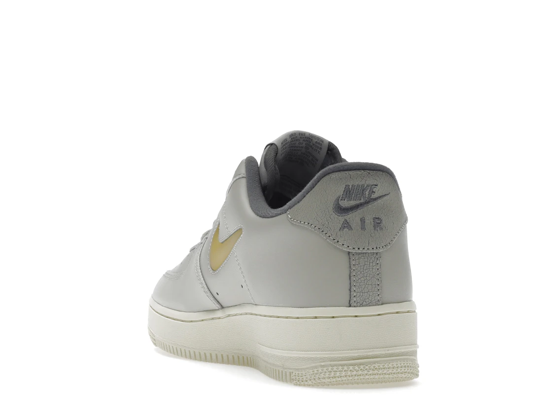 Vue 26 de Nike Air Force 1 Low '07 Jewel Light Bone Coconut Milk