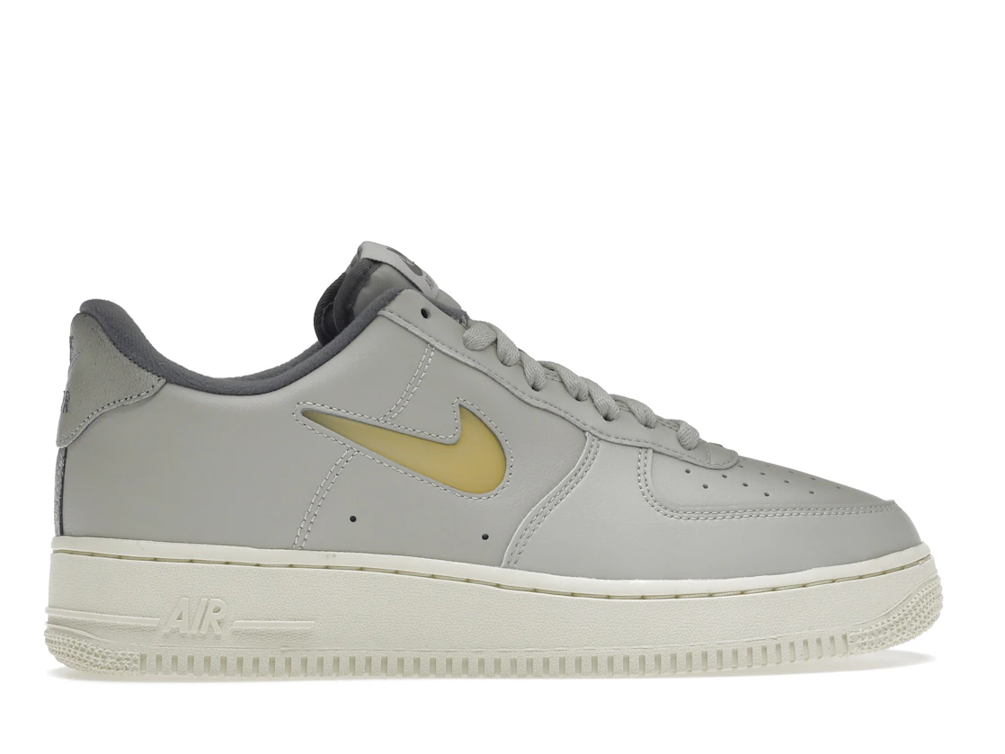 Vue 36 de Nike Air Force 1 Low '07 Jewel Light Bone Coconut Milk