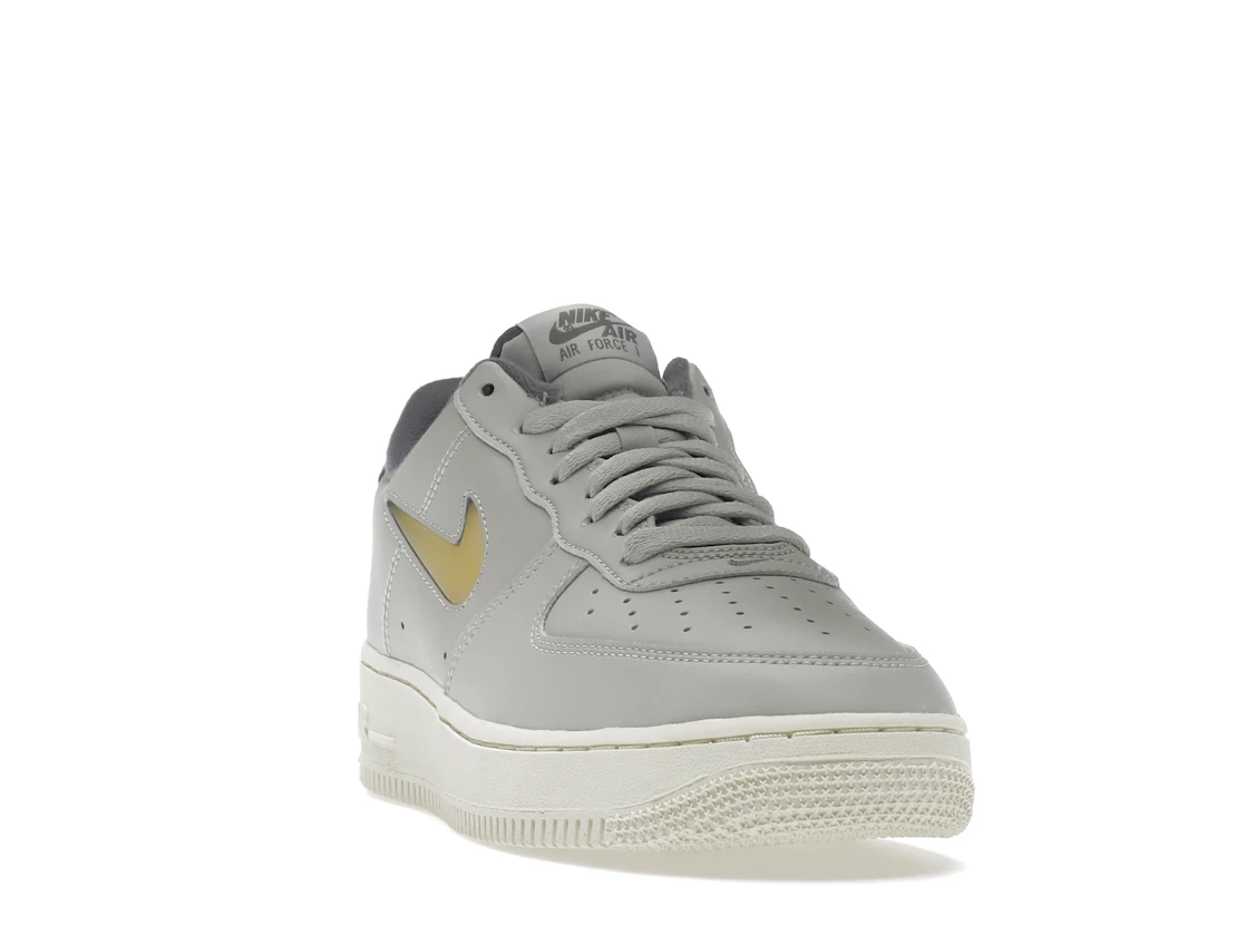 Vue 8 de Nike Air Force 1 Low '07 Jewel Light Bone Coconut Milk