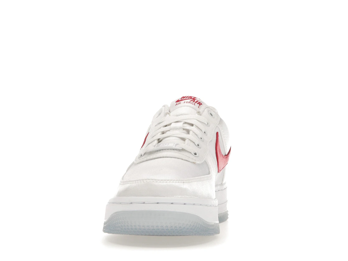 Vue 11 de Nike Air Force 1 Low '07 Satin White Varsity Red 
