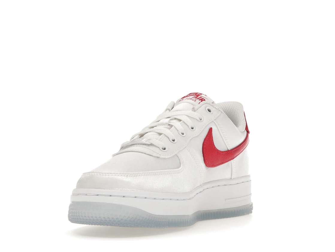 Vue 13 de Nike Air Force 1 Low '07 Satin White Varsity Red 