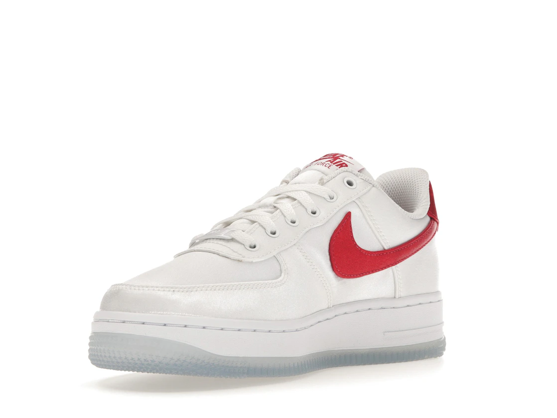 Vue 14 de Nike Air Force 1 Low '07 Satin White Varsity Red 